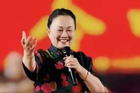 网红指挥“兵姐”受邀看春晚，出发前买了条红裙子｜封面头条图片