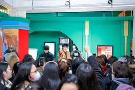 在上海大世界，有了第一家戏剧便利店图片