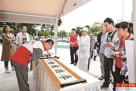 练就“一嘴”好字　拍短视频帮残疾人就业图片