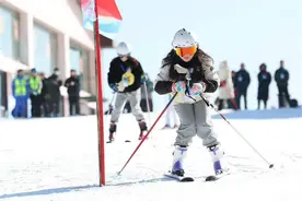 500名滑雪选手在海拔1800米保康横冲国际滑雪场过把瘾图片