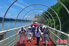 广西放晴 游客抓住假期“尾巴”打卡“网红”景点图片