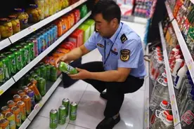 云南楚雄重拳出击 打击仿冒乐堡啤酒图片