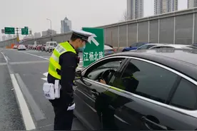 外环隧道封闭后首个工作日早高峰，宝山公安交警做好全方位通行保障图片