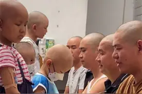 五位爸爸剃光头陪孩子一起抗癌，为挣治疗费，他们开直播穿裙子跳舞图片