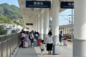 云南镇雄高铁站内被指无法便捷换乘，12306客服：将提交建议图片