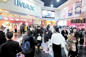 年轻游客“恋”上哈尔滨图片