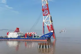 全球最大打桩船首战杭州湾图片