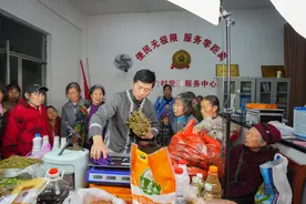 为家乡好物打call，湖南90后村支书将直播间搬进市集和果园……图片