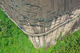 江西龙虎山景区：万名学生探秘世界丹霞地质奇观图片