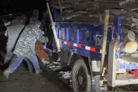 湖北一大爷雪夜驾车滑入路边沟，热心司机花3小时助大爷脱困图片