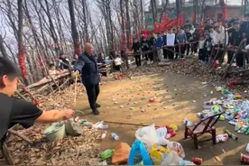 老人摆摊“塑料瓶换套圈”走红，村干部：他是当地村民，自己想出来的活动图片