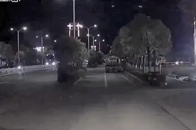 “清醒小孩哥”摔下步道吓得直哭，第一个电话却没有打给妈妈图片