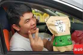 广州待渡旅客：特别挑了海南的菠萝蜜、椰子和绿茶等特产带回家图片