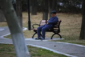 给爸妈买手机，真难丨记者过年图片