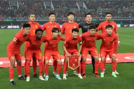 赢了！中国队4:1击败新加坡图片