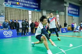 中南五省体育产业联盟首届羽毛球菁英邀请赛在湘潭挥拍图片