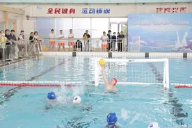 来泳池 打一场酣畅淋漓的水球图片