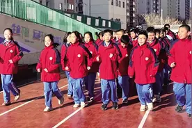 课间跑操彰显青春朝气图片