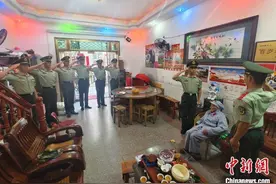 武警官兵敬老爱老暖重阳图片