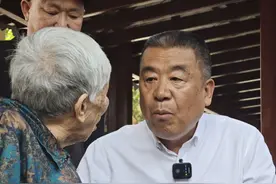 91岁老母亲千里奔波为儿扫墓，推迟回家只为想见老兵一面图片