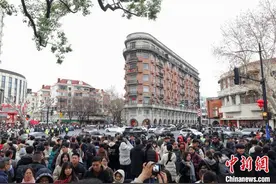 （新春见闻）上海武康路春节人气旺  民众漫步其间品味百年风情图片