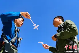 空军西安飞行学院某旅组织目视课目训练图片
