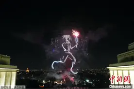 奥运火种抵达法国巴黎 烟花秀、无人机表演展现奥运元素图片
