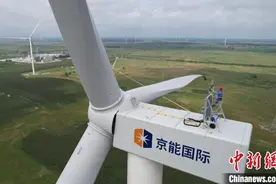 内蒙古风力发电：工作人员在110米高塔巡检图片