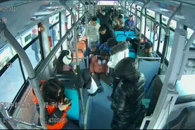 点赞！老人车厢内晕倒，公交驾驶员与乘客合力施救图片