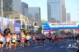 合肥马拉松鸣枪开跑 三万选手汇聚“科创名城”图片