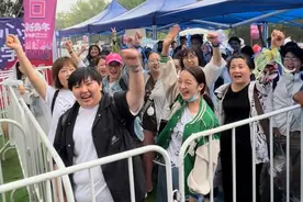 “新青年”遇上“新聊城” | 乐迷连夜从哈尔滨赶来排队 下雨挡不住热情图片