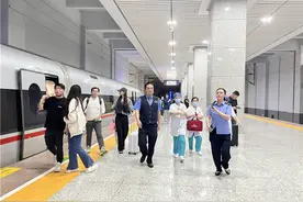 仅用3分钟！沙坪坝高铁站成功转运一对双胞胎早产儿图片