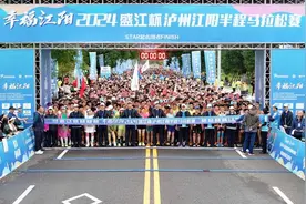 在百年桂圆林里跑“半马”  2024泸州江阳半程马拉松今日鸣枪开赛图片