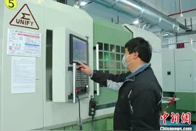 （新春走基层）探访浙江上虞台企生产车间：人机协作加速“开门红”图片