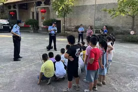 校园反恐防暴演练  筑牢安全防线图片