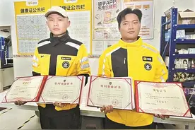 “不好！有人要跳江！”凌晨，两名外卖小哥合力展开生死救援图片