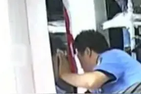 城管进店强撕橱窗上的招聘广告，当地回应：不能张贴图片