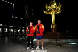 孙颖莎林诗栋拍冠军城市宣传照图片