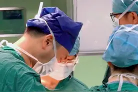八旬老人耳下有鸡蛋大肿块 ，多学科保驾护航无痕切除图片
