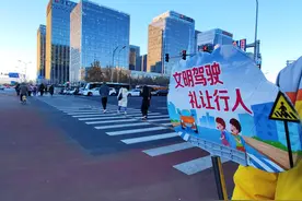 寒风中，他们为交通安全贡献力量图片