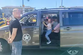 小汽车超员俩儿童，还坐大人怀里，危险！图片