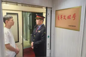 青年文明号上的“文明出行”小课堂图片