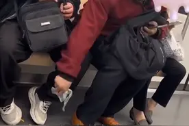 事发上海地铁！男子乘车将橘子皮扔一地，邻座捡起塞回其包里……官方回应→图片