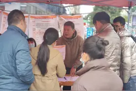 从“家门口”到“厂门口”！这样的就业服务暖心图片