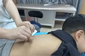 孩子突然不爱吃饭可能是脾胃出了问题，医生通过穴位抓“细菌”图片