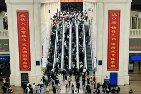 清明小长假前一天，武铁迎来出行高峰，武汉三大站预计送客33.2万人次图片