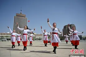 呼和浩特市广场舞大赛启动 600人齐跳安代舞图片