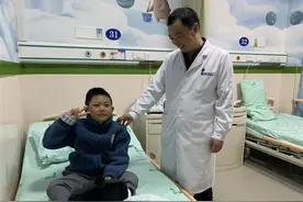 8岁男孩反复咳嗽竟是胸腔内长肿瘤，十堰太和专家腹腔镜下成功“摘瘤”图片
