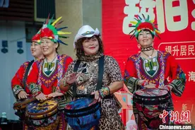 “候鸟老人”南飞享受南国暖冬 广西北海汇聚“南腔北调”图片