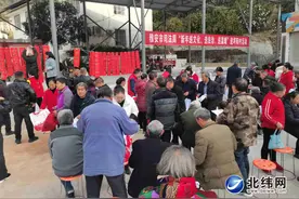 雅安市司法局到联系帮扶村开展“新年送文化、送法治、送温暖”活动图片